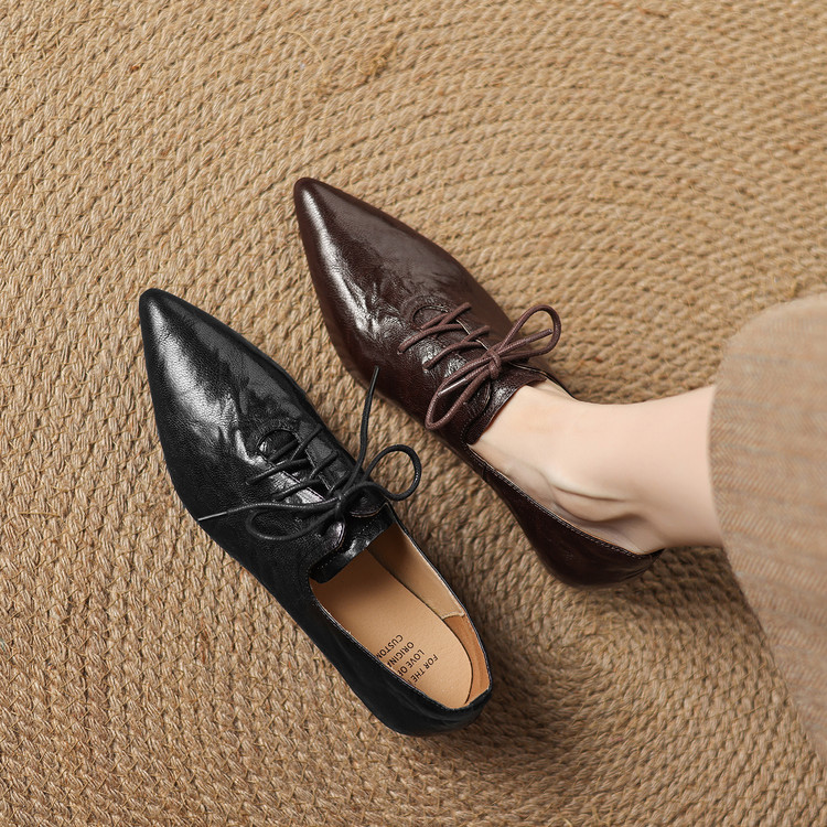 Deep Mouth Pointed Toe Mid Heel Pumps in Leather